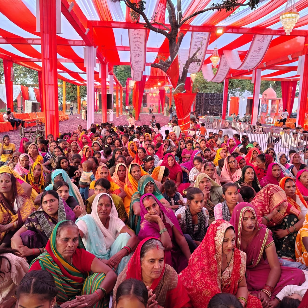 दियोरिया। कथा शुरूआत के दौरान कथा व्यास का तिलक करते मुख्य यजमान। संवाद