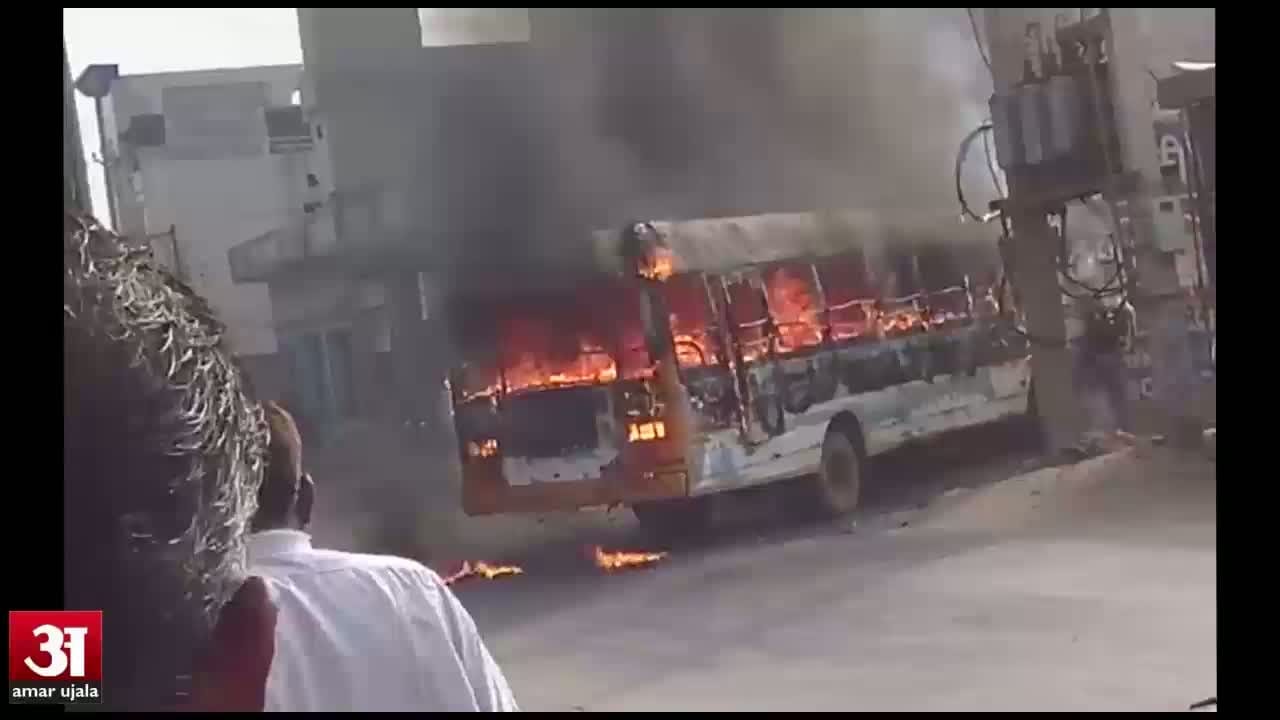 स्कूल बस में लगी आग