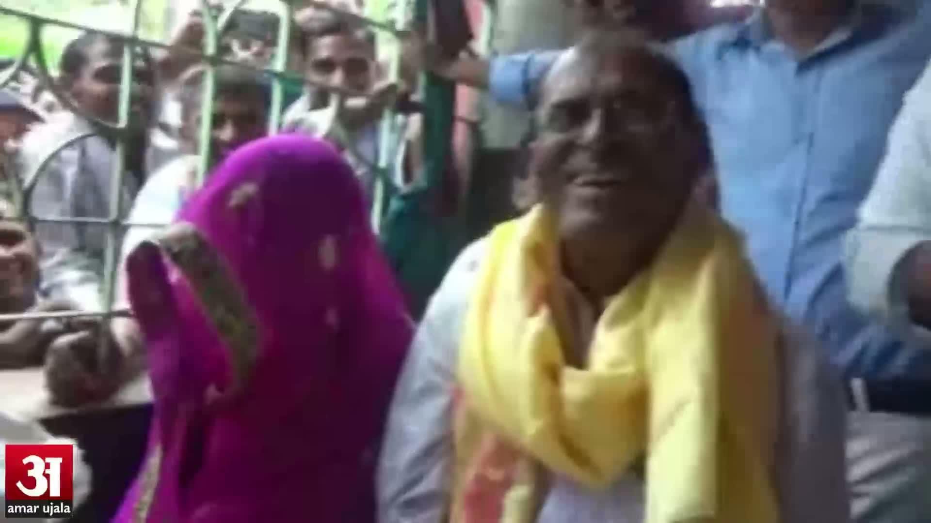 वृद्ध ने रचाई 20 वर्षीया लड़की से शादी